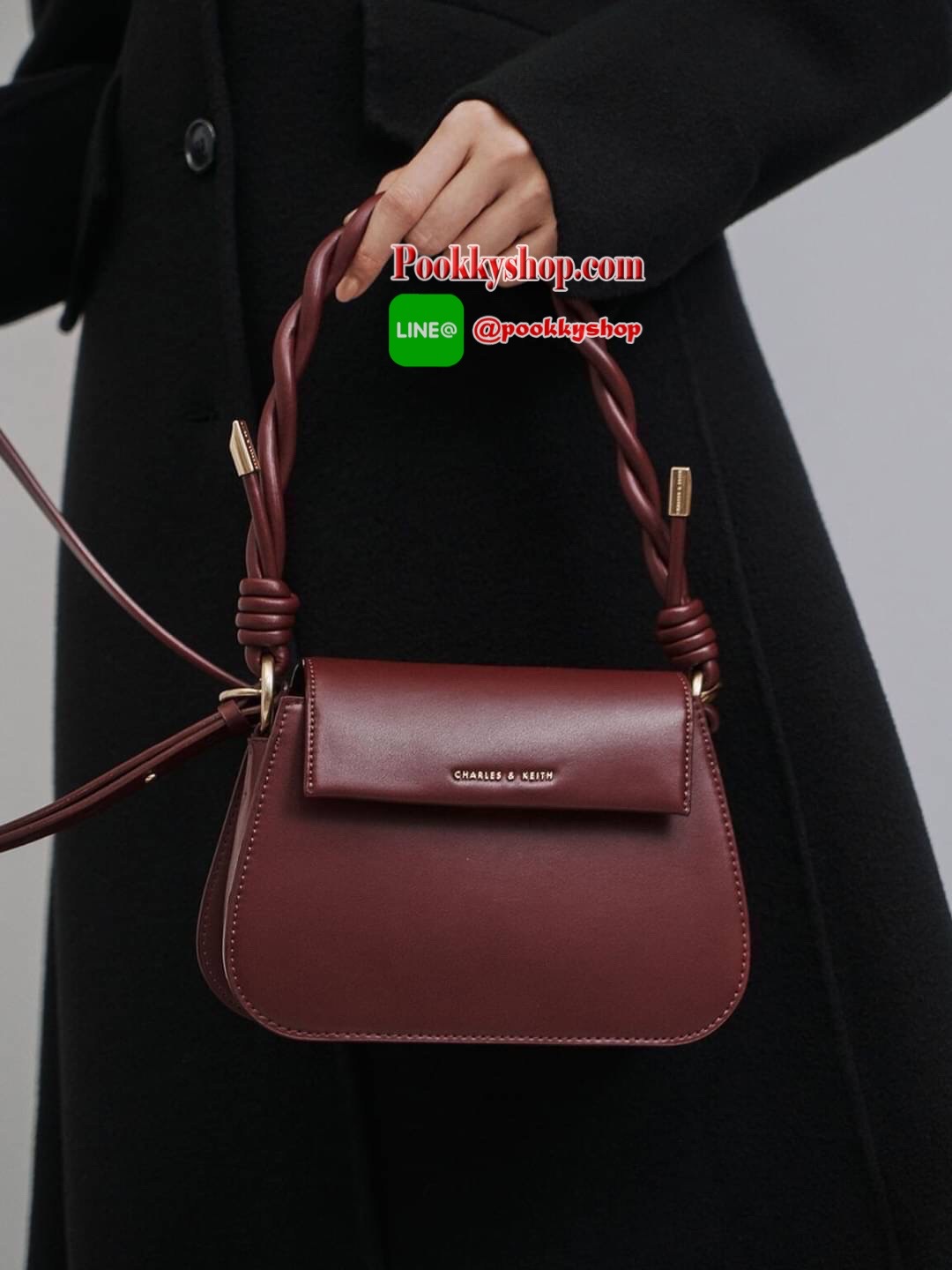 New! Charles & Keith Twist Top Handle Bag กระเป๋าสะพายข้าง/ครอสบอดี้ หูหิ้วแต่งทวิสต์สวยงาม มีช่องด้านหลังใส่บัตร แบงค์/เหรียญได้ เปิดปิดแบบตัวกดล็อก ด้านในจุของได้พอสมควรเลยค่ะ เช่น iPhone plus/กระเป๋าเงินใบกลางและของจุกจิกอื่นๆ มาพร้อมสายสะพายยาวถอดและป