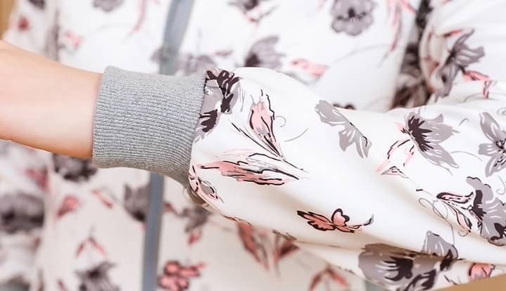 เสื้อผ้าแฟชั่นนำเข้า : เสื้อคลุม พร้อมส่ง เสื้อคุลมแฟชั่น สีขาว ผ้าคอตตอน ลื่นๆใส่สบาย แต่งลายดอกไม้ แบบซิบรูด แต่งจั๊มปลายแขน และ ชายเสื้อสีเทาเก๋ ไม่มีซับใน มีกระเป๋าสองข้างใช้งานได้ เนื้อผ้ายืดหยุ่นได้นิดหน่อยค่ะ