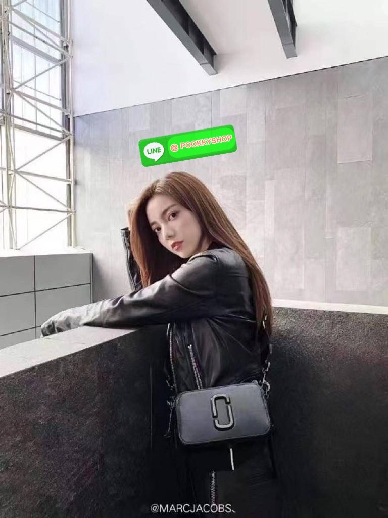 March Jacop Snapshot MJ Cross Body Bag กระเป๋าสะพายข้าง วัสดุหนัง Saffiano ด้านหน้าประดับด้วยโลโก้ J อันเป็นสัญลักษณ์ของแบรนด์ อะไหล่ทองหรูหรา มาพร้อมสายสะพายโลโก้แบบปรับได้ แบ่งเป็น2ช่องซิป ใบนี้คือเรียบหรูแต่ดูดีมาก ไม่ควรพลาดเลยค่า