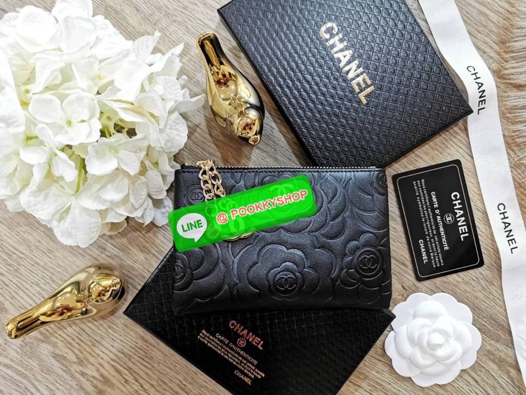 Don't Miss! New Arrival! Chanel Clutch Bag VIP Gift With Purchase (GWP) จาก Chanel Cosmetic Counter วัสดุหนังเรียบลายดอก Camellia สวยหรูเปิดปิดด้วยซิปสะดวกใช้ ด้านหน้าประดับโลโก้แบรนด์อะไหล่ทอง ภายในมีโลโก้ เเถบ Not for sale มีช่องใส่บัตรหลายช่องสามา