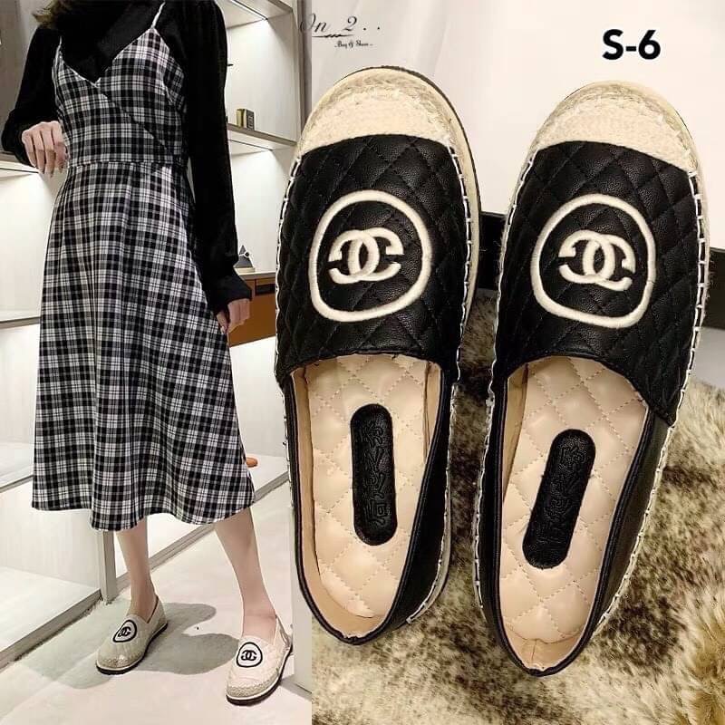 เข้าแล้วค่า รองเท้าคัชชูทรง CC espadrilles สุดปัง หนังปัง CC ไขว้หนังเย็บบุลาย หัวตัดสี ขอบเป็นปอถัก ทรงสวยค่ะทรงนี้ฮิตตลอดใส่ได้เรื่อยๆแมทช์กับชุดง่ายพร้อมส่ง 2 สีค่ะ งานดีคัดเกรดงานกล่อง