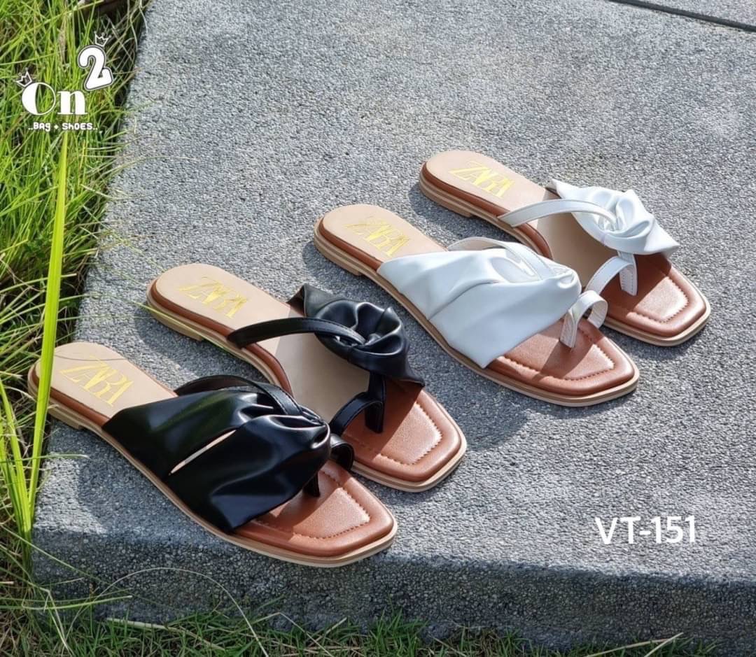 New in🦋🦋รองเท้าแตะ Zara แบบสวมนิ้วโป้งดีไซสน์หนังด้านข้างสวยเก๋มากๆค่ะ งานหนังPU เย็บอย่างดีพื้นเสริมนิ่ม ทนทานใส่สบายใส่ออกมาสวยค่ะ