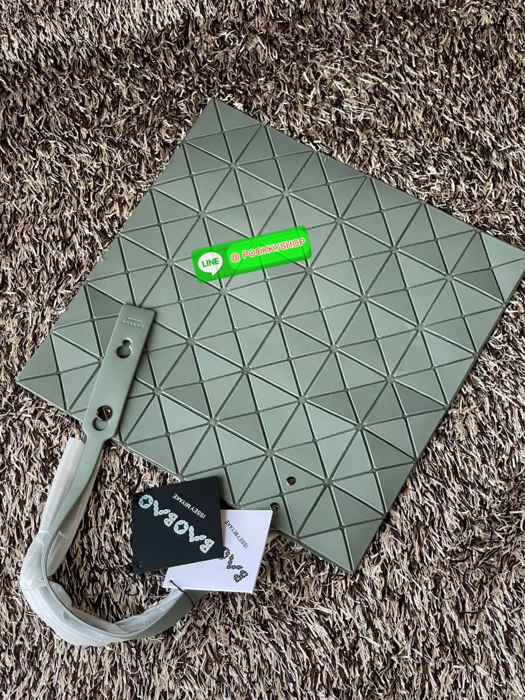 Baobao Issey Miyake 6x6 กระเป๋า Tote รุ่นนี้ถือว่าเป็นกระเป๋า Tote ไซส์กลางที่เหมาะกับการพกพาสิ่งของที่จำเป็นในทุก ๆ วัน มาพร้อมสายที่สามารถปรับได้ทั้งสองสาย และมีช่องใส่ของช่องเล็กด้านใน 1 ช่อง จุของได้เยอะแถมยังทนทาน ใช้เป็น Everyday Bag ได้เลยคะ พกพาสะ