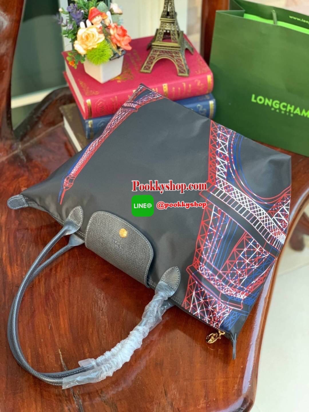 Longchamp Made In France Le Pliage Eiffel Tower Limited Edition Tote Bag สุดลิมิเตทกับlongchamp ที่ ออกมาเฉพาะซีซั่น พิมพ์ลายหอไอเฟล สามาถพับเก็บได้ ตรงตามชื่อทรง (คำว่า Le Pliage เป็นภาษาฝรั่งเศส แปลว่าการพับ) ส่วนฝาปิดและหูจับเป็นหนังที่ทำให้กระเป๋าดูไม