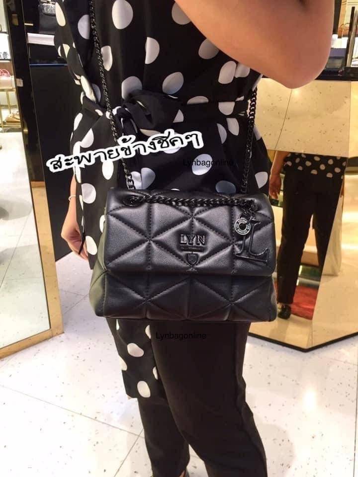 แท้ 💋 Outlet New! LYN TRINITY HANDBAG กระเป๋าสะพายข้าง/ครอสบอดี้ใบสวย วัสดุหนังเดินด้ายลายสามเหลี่ยมทั้งใบ พร้อมพวงกุญแจ(ถอดได้) เปิดปิดแบบกระดุมแม่เหล็ก ด้านในมีช่องซิปเล็ก 1 ช่อง รุ่นนี้สามารถใส่ iPhone plus และกระเป๋าเงินใบกลางได้ค่า สายยาวเป็น