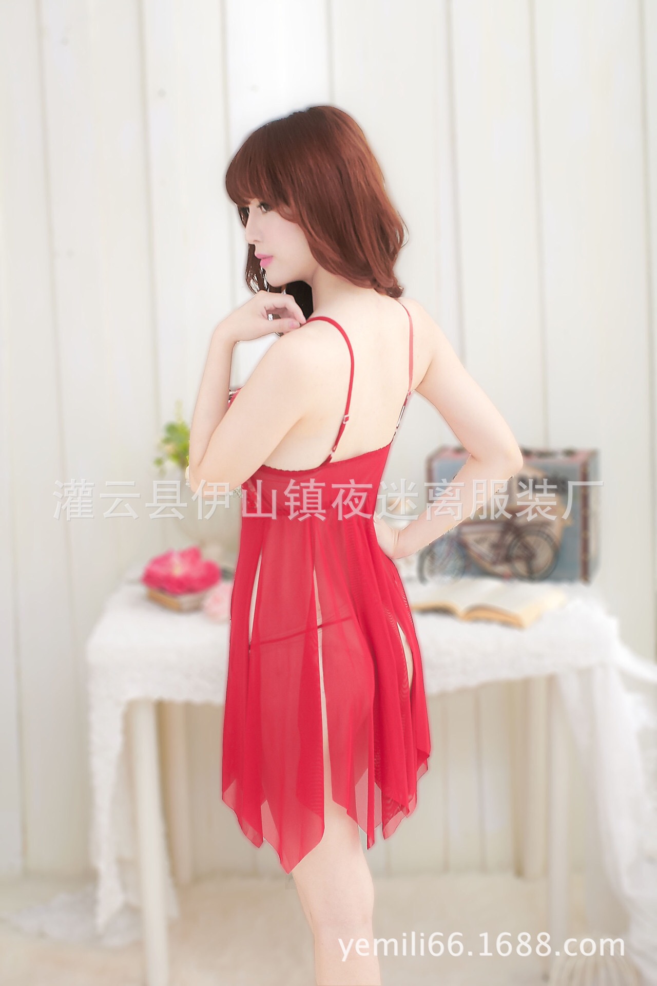 ชุดนอนเซ็กซี่ ซีทรู แต่งลูกไม้ปัก สีแดง แต่งแหวกด้านล่าง สวยเซ็กซี่มากๆคะ เนื้อผ้าทิ้งตัว งานปักเกรดพรีเมี่ยมคะ