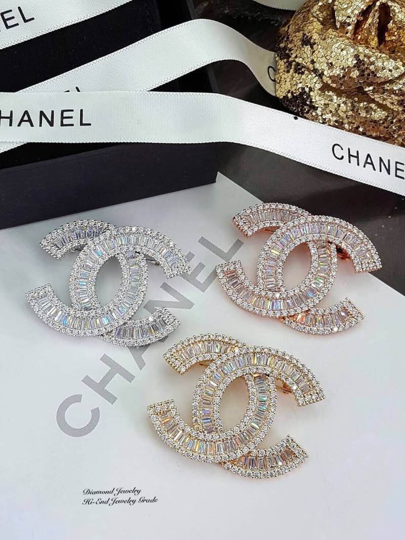 Super Hi-End Quality !!!!!! ทีเด็ดอีกตัวของวันนี้มาแล้วจ้าาาายกให้กับ Chanel Brooch ตัวนี้ค่ะ รุ่นนี้เป็นงานซุปเปอร์ไฮเอนนะคะ งานสวยยยยที่สุดเกรดดีที่สุดนะคะ วัสดุเกรดเทียบเท่าของแท้ งานเกรดจิวเวอรี่ ใส่เข้า shop ได้เลยค่ะรุ่นนี้ งานอย่างดีเพชร “Premium C