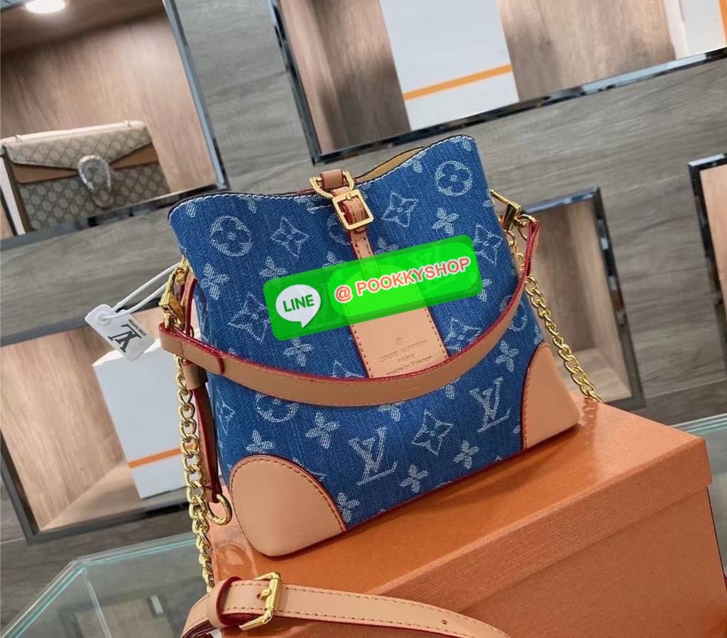 LV Vintage Denim Bag 8” Description: กระเป๋าวินเทจที่ทำจากผ้าเดนิมลวดลายโมโนแกรม ที่จับ ฐาน สายสะพาย กระเป๋าทำจากหนัง Calfskin และตกแต่งด้วยอะไหล่ทอง เปิดปิดด้วยสายคาดด้านหน้า ด้านในบุด้วยผ้า Marigold Alcantara เป็นช่องขนาดใหญ่ มีพื้นที่สำหรับใส่ของใช้จำเ