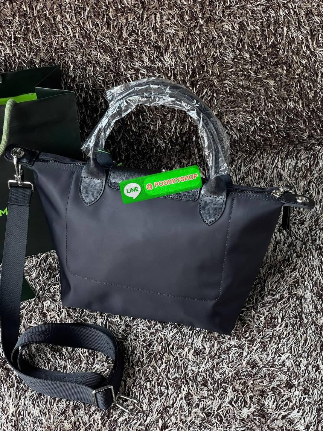 💕Longchamp LE PLIAGE NÉO TOP HANDLE BAG (small size) อีกหนึ่งรุ่นยอดนิยม ที่สาวๆ ต้องมีไว้เก็บไว้สักใบ กระเป๋าโท้ทใบนี้ มาพร้อมกับสีที่มีสไตล์เรียบง่าย มีสายสะพายยาวปรับสั้นยาวได้ช่วยให้คุณสามารถสะพายไหล่ได้อย่างสบาย ในตัวสายปักโลโก้อันเป็นสัญลักษ