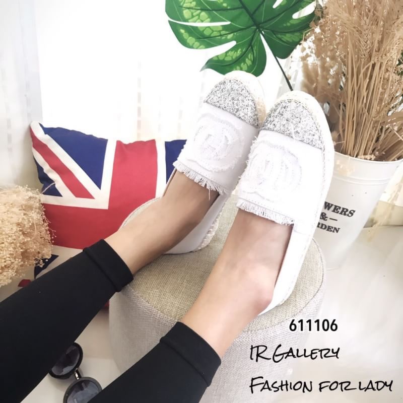 แบบขายดี!! พร้อมส่ง รองเท้าผ้าใบลำลองแฟชั่น แบบสวมแต่งชายรุ่ยดีไซน์สวย มาในรูปแบบวัสดุผ้าแคนวาสเกรด A ปักโลโก้ ด้านหน้าแต่งกลิตเตอร์วิ้งๆ ขอบหุ้มเชือกพันปอ ส้นยางกันลื่นทรงสวย สวมใส่ง่าย สวยนำเทรนด์ก่อนใครที่นี่ที่เดียว