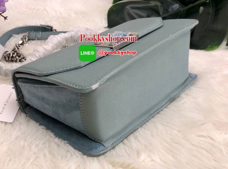 New in !!! CHARLES & KEITH CLASSIC FRONT FLAP CROSSBODY BAG ล็อตนี้อะไหล่แบบวินเทจ ใบจริงหรูมากค่ะ! กระเป๋าสะพายข้างหรือรวบสายเปลี่ยนแบบถือเก๋ๆ ก็ได้ค่ะ วัสดุหนังคาร์เวียร์ด้านตัดหนังกำมะหยี่ด้านข้างได้อย่างลงตัวสวยงาม เปิดปิดกระเป๋าแบบกดล็อคอะไหล่โลหะแบร