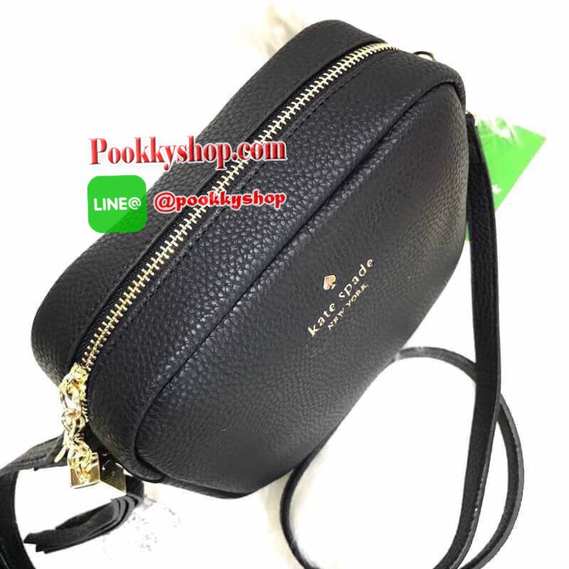 ReStock! รุ่นยอดนิยม Kate Spade NewYork Mini Leather Shoulder Bag กระเป๋าสะพายขนาดมินิหนังสวยหรูอยู่ทรงด้านหน้าประดับโลโก้สีทอง มาพร้อมหัวซิปพู่หนัง และสายสะพายยาวปรับระดับได้ ภายในมีโลโก้ ช่องซิปและช่องเล็ก ซับในสกรีนลายตามแบบฉบับของแบรนด์ ใส่กระเป๋าสตาง