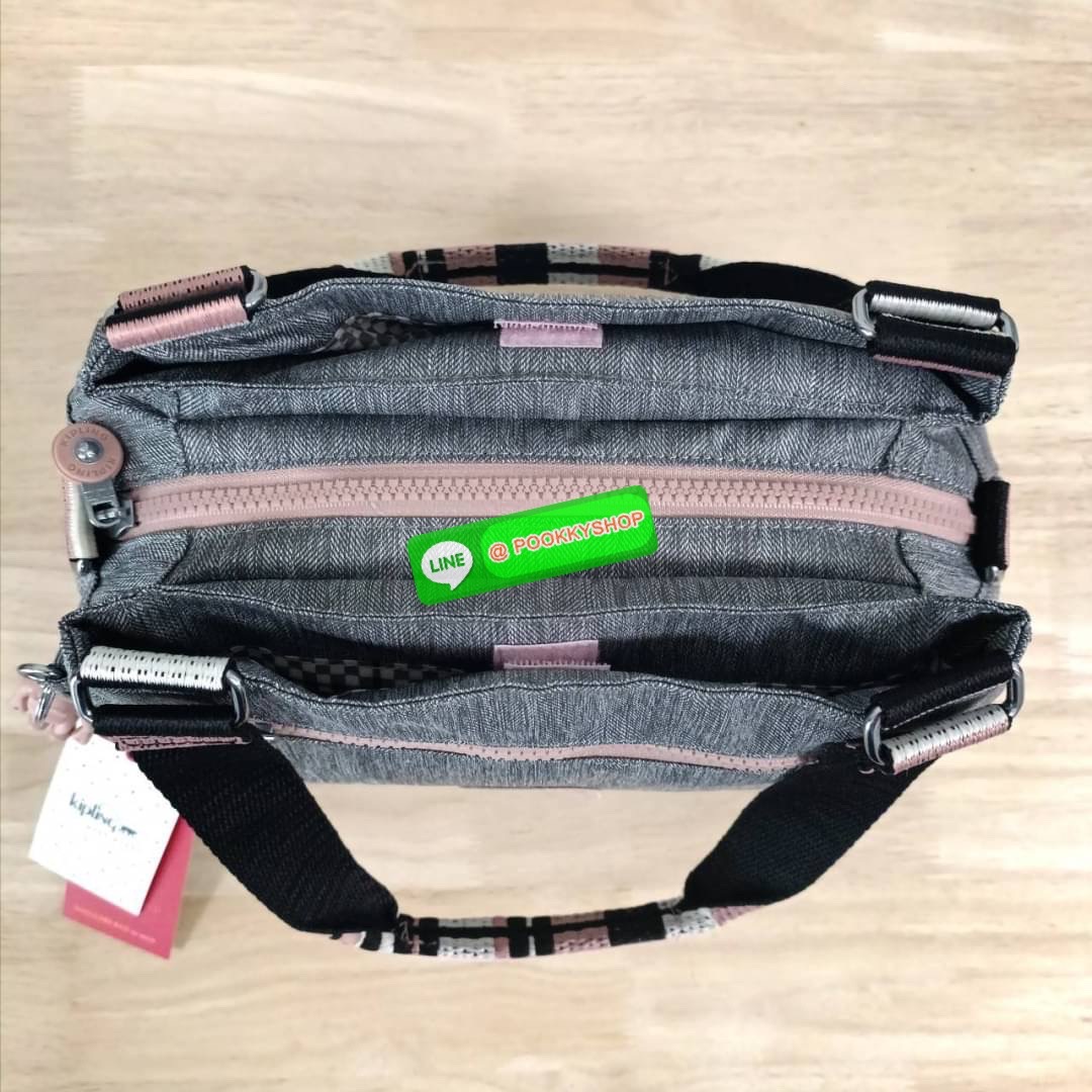 KIPLING ELISE HANDBAG กระเป๋าถือและสะพายไหล่ ขนาดกำลังพอดี จุของได้มาก มีหูจับสองสาย ถือสะดวก น้ำหนักเบา มีช่องซิป ด้านหน้า ช่อง กระเป๋าหลักเปิด-ปิดด้วยซิป มี3 ช่องว่างใส่ของได้จุมากๆ ใส่มือถือได้ กระเป๋าสตางค์ใบยาว และ เครื่องสำอางค์ได้หลายชิ้นเลยค่ะ เก็