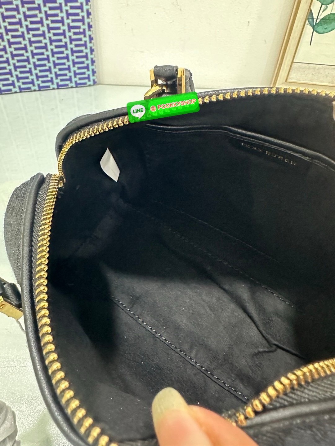 💙ToryBurchMiniBostonBag 🖤💫 • รุ่น: Mini Boston Bag จากแบรนด์ Tory Burch — ลักษณะทรง Boston น้ำหนักเบา มีหูจับด้านบน + สายสะพายแบบปรับได้ในบางรุ่น ใช้หนังหรือผสมวัสดุต่างๆ ตามรุ่นย่อย.