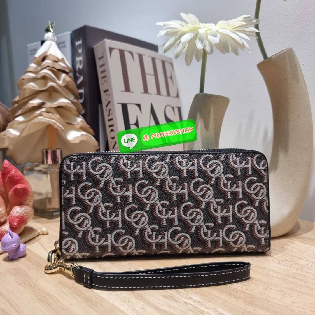 COACH CF521 LONG ZIP AROUND WALLET WITH SIGNATURE MONOGRAM 🔆 Details กระเป๋าสตางค์ใบยาว คอลเลคชั่นใหม่ กับดีไซน์ใหม่ ฉีกกฏทุกการดีไซน์ ด้วยลวดลายโมโนแกรมรอบใบโดดเด่น สะดวกใช้งานด้วยสายคล้องมือที่สามารถถอดออกได้ พกพกง่ายที่สุด รูดใช้งานด้วยซิปรอบใบ