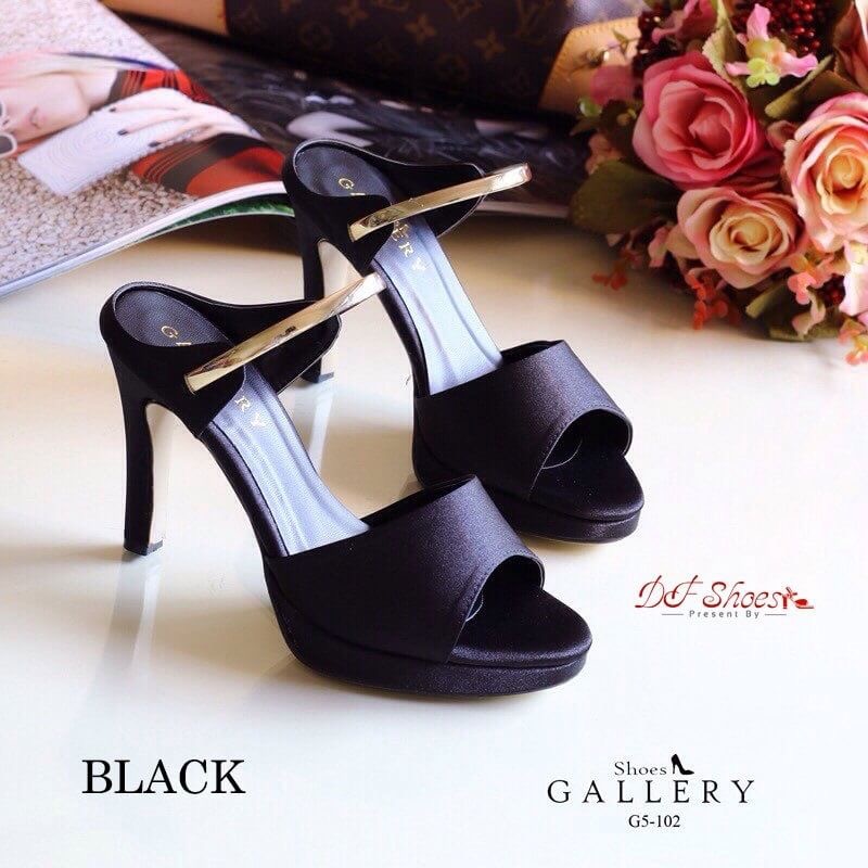สินค้าพร้อมส่ง รองเท้าส้นสูงเปิดหน้าผ้าซาติน สายคาดสีทอง ใส่ออกงานได้ค่ะ สวยหรู สง่ามากค่ะ รีบเป็นเจ้าของกันนะคะสาวๆ