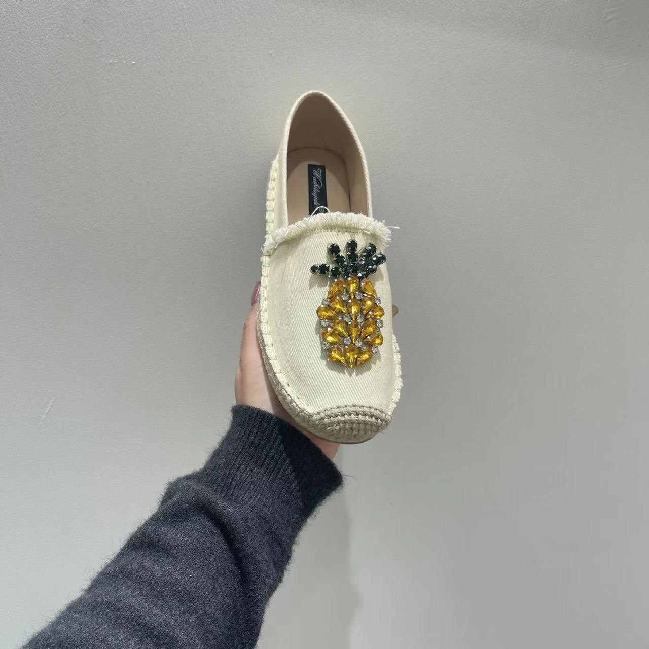 Shoe slip on รองเท้าBrand slip on งานสวยมาใหม่ รุ่นนี้ใส่สบาย ใส่แมตช์กับชุดง่าย สาวๆควรมีค่า💖