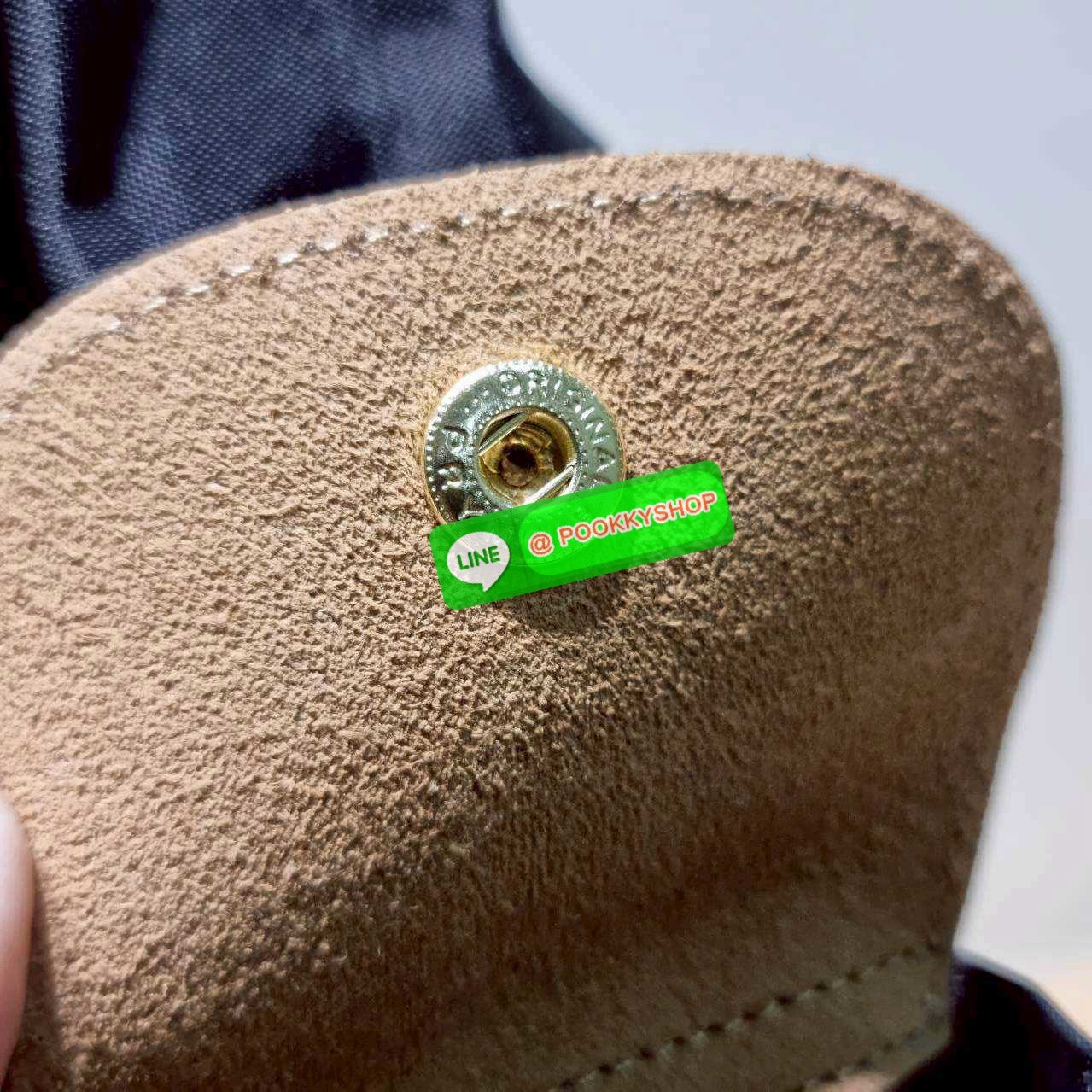 🔆 Model Longchamp le pliage hobo bag 🔆 Details กลับมาอีกครั้งกับรุ่นหายาก กระเป๋าทรงโท้ท ใบใหญ่กำลังดี จุของได้เยอะมากๆ ใส่โน้ตบุ้คได้ ใช้ไปทำงานแมทช์ได้กับทุกไลฟ์สไตล์ ด้านข้างมีกระเป๋าเล็กๆใส่ของจุกจิกหรือโทรศัพท์ได้ เปิด-ปิดกระเป๋าด้วยซ