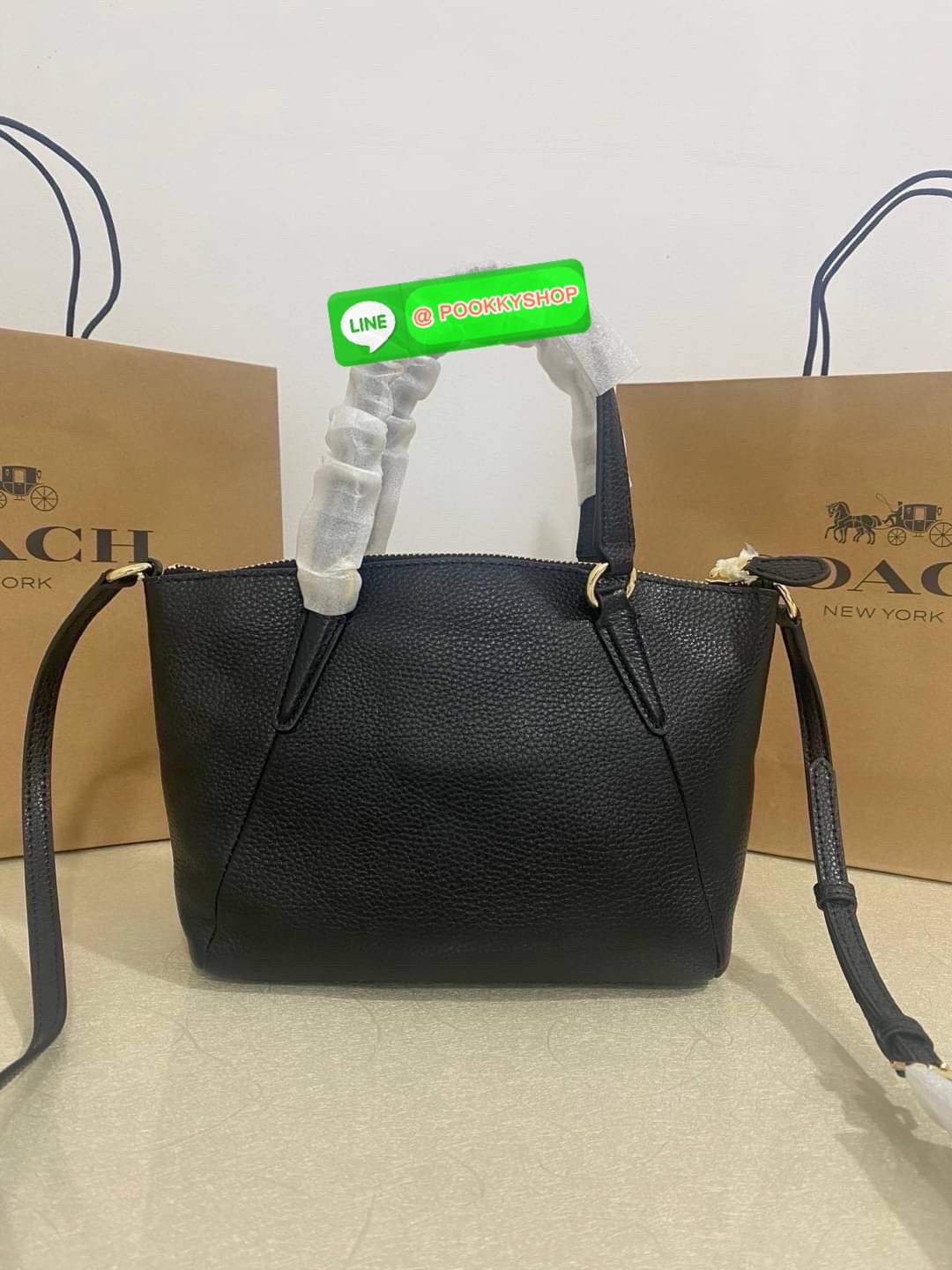 COACH MINI KELSEY SATCHEL IN PEBBLE LEATHER (F57563) 🖤 สีดำคลาสสิก หนังแท้ทั้งใบ สายสะพายถอดได้ 🎀 ขนาดกำลังพอดี ใส่ของจำเป็นได้ครบ มือถือ กระเป๋าสตางค์ พวงกุญแจ 💎 อะไหล่ทองสวยเรียบหรู มีป้ายห้อย COACH และโลโก้ปั๊มกลางใบ