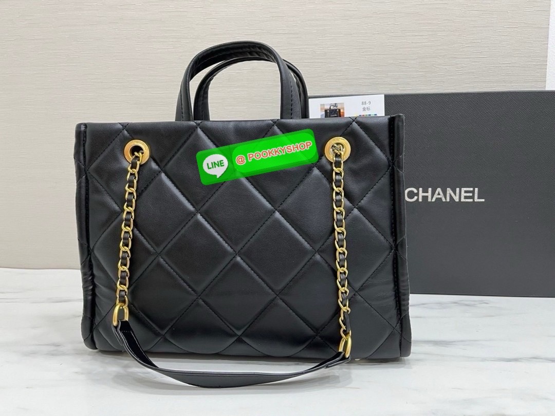 CHANEL SHOPPING BAG กระเป๋าหนังแกะสังเคระห์อย่างดี ใบใหญ่ หนังนุ่มมากๆ ลายนวม หนังมีความลื่นเงาค่ะ โดดเด่นด้วยโลโก้แบรนด์และสายสะพายไหล่ใช้โลหะอย่างดีแถมสวยและหรูมากๆเลย ภายในกระเป๋ากว้างใส่สัมภาระได้เยอะหายห่วงเลยค่ะ