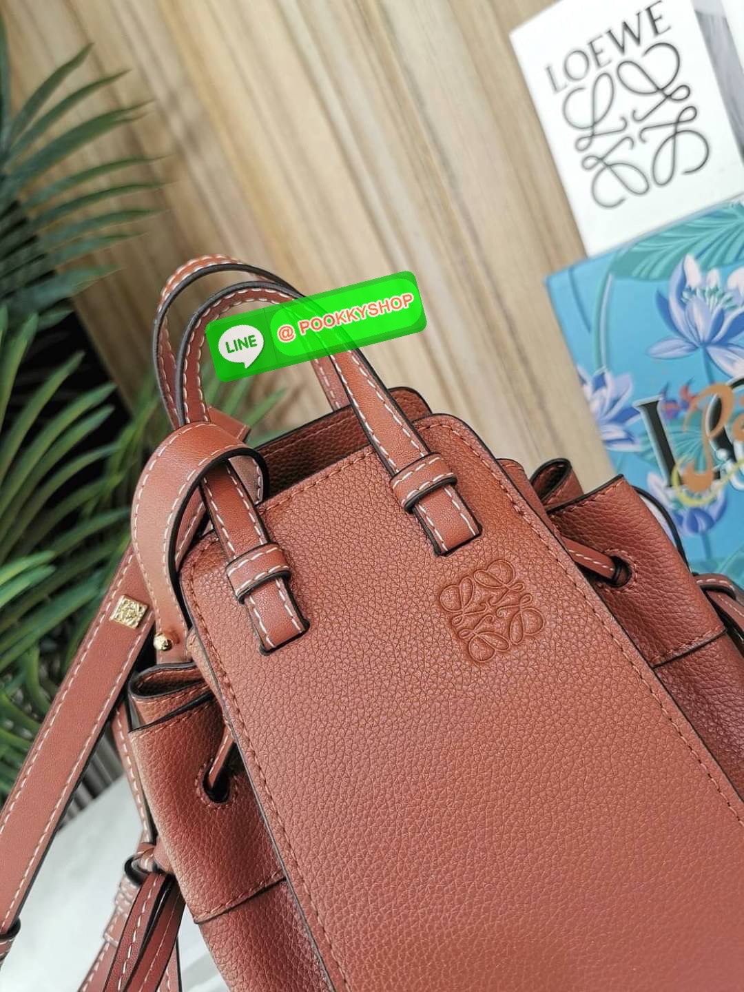 ✴️ห้ามพลาด!✴️LOEWE HANDLE & SHOULDER BAG GIFT WITH PURCHASE (GWP) กระเป๋าถือหรือสะพายหนังแท้พรีเมี่ยมกิ๊ฟ Limited จาก LOEWE PERFUME DUTYFREE รุ่น Rare items สุดๆวัสดุหนังแท้ Calfskin หนังสวยดีไซน์คงเอกลักษณ์แบรนด์ สามารถปรับใช้ได้หลายทรงด้าน