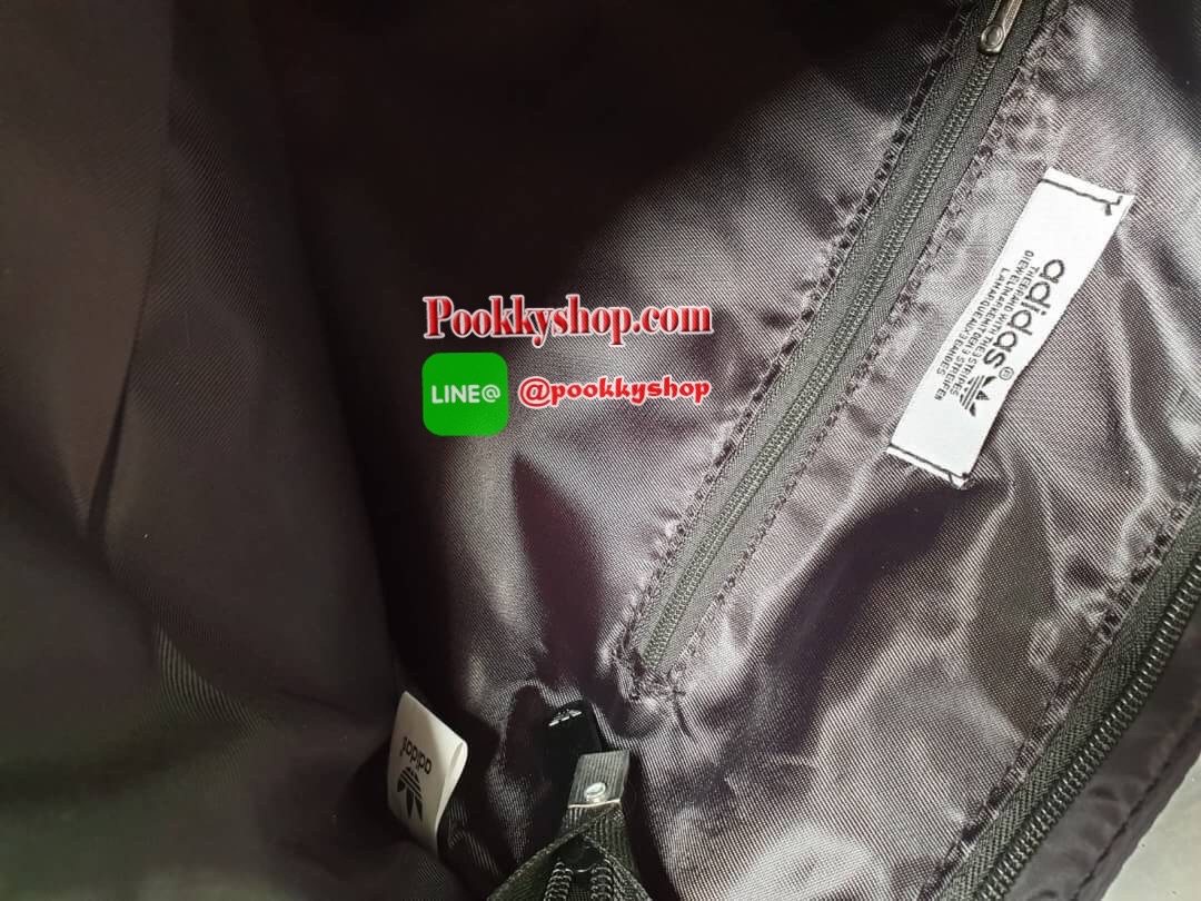adidas shopping bag ลายปัก กระเป๋าถือด้านหน้าปักโลโก้แบรนด์ รุ่นนี้เปิดปิดด้วยช่องซิป ด้านหลังเรียบ ขนาดกำลังดี วัสดุกันน้ำ รุ่นนี้ใส่ของได้เยอะค่ะ คุ้มๆ กับสาวก adidas แบบสปอร์ต อย่าพลาดน๊า