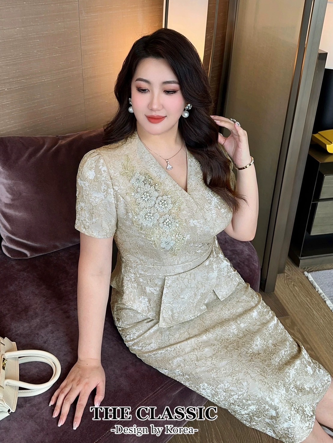 เดรสแฟชั่น เดรสยาว ช่วงบนคัตติ้งทรงสูทระบายเอว ใช้ผ้าเนื้อดีขึ้นลายดอกไม้ ลายนูนผ้าแน่นสวย