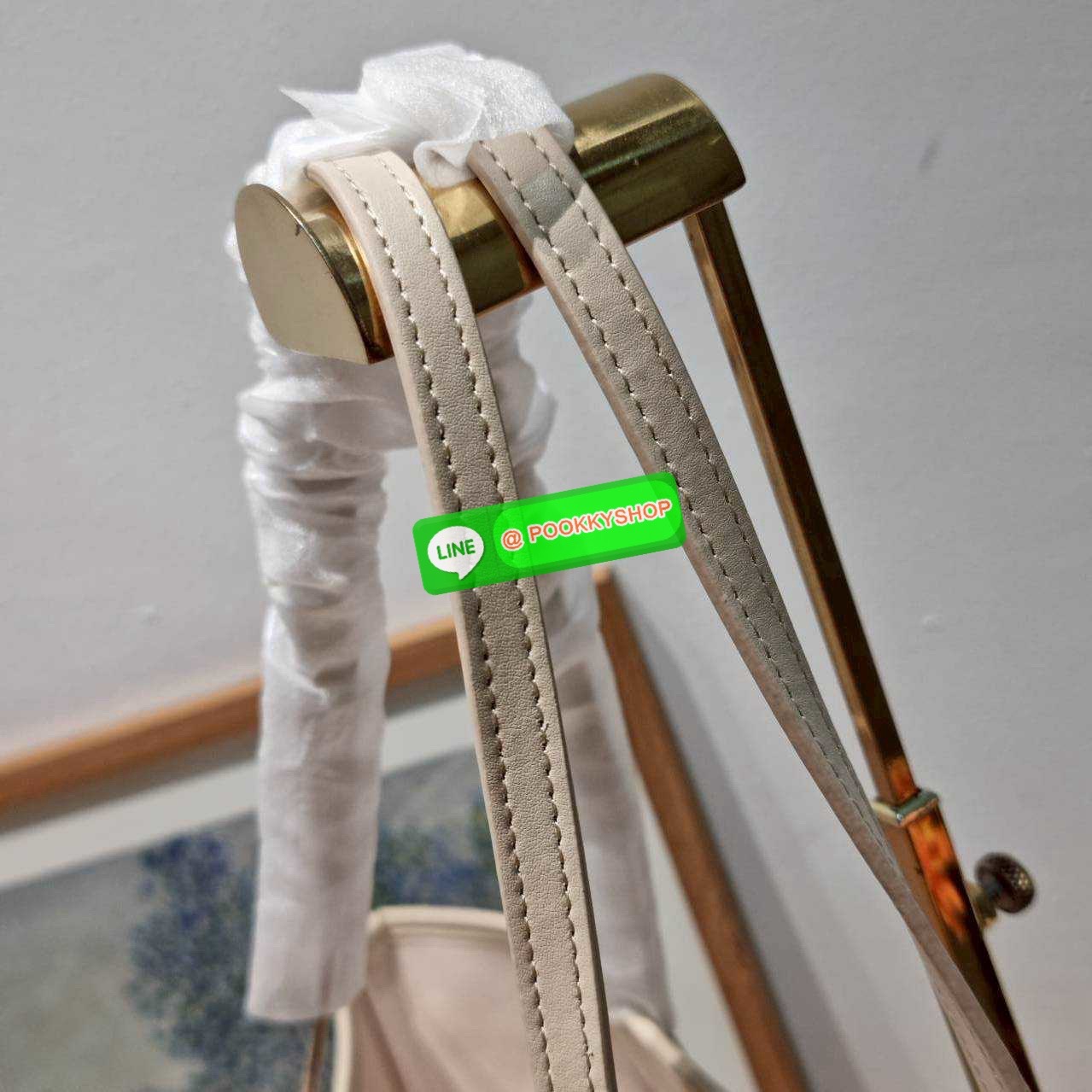 🔆 Model Coach CBH89 City Tote bag in Sketch Signature Canvas กระเป๋า City Tote รุ่นใหม่ล่าสุด ลายสวยมากๆ ดีไซน์ตัวซีลายสเก็ตช์ไม่ซ้ำ ไม่เกร่อ กระเป๋าโท้ทที่ขึ้นชื่อว่าจุของได้เยอะมากๆ ภายในโล่งกว้าง สายสะพายไหล่ในตัว สะพายไปเรียนคือได้เลย หรือสะพา