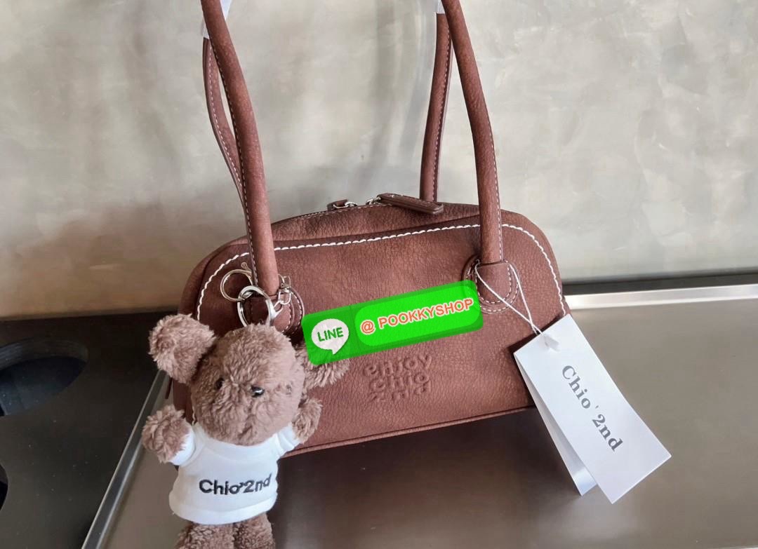 Chio’2nd Suede leather handbag//shoulder bag 💼 💋พร้อมตุ๊กตาหมีแบรนด์ตามรูปหนึ่งตัวค่ะ! 🔖พร้อมส่ง! น้องมากับความน่ารักและเบาเงินในกระเป๋าอีกเช่นเคย ✔️รุ่นนี้ใช้หนังกลับอย่างดีกึ่งกำมะหยี่ ลายหนังสวยมากๆ มีความนิ่มและเบาค่ะ &#