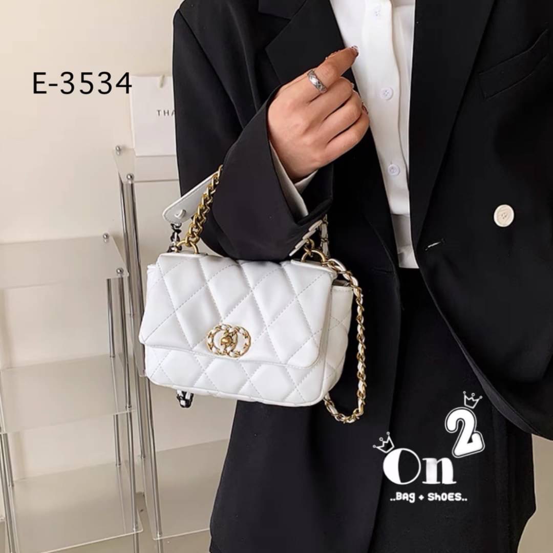 กระเป๋าสะพายไหล่ทรงชาแนล หนังpu งานนิ่ม ทรงสวย สะพายไหล่ หรือสะพายข้างก็เก๋ อะไหล่สีทอง สายโซ่ร้อยหนัง มีหนังรองบ่า สะพายแล้วไม่เจ็บบ่าจ้า