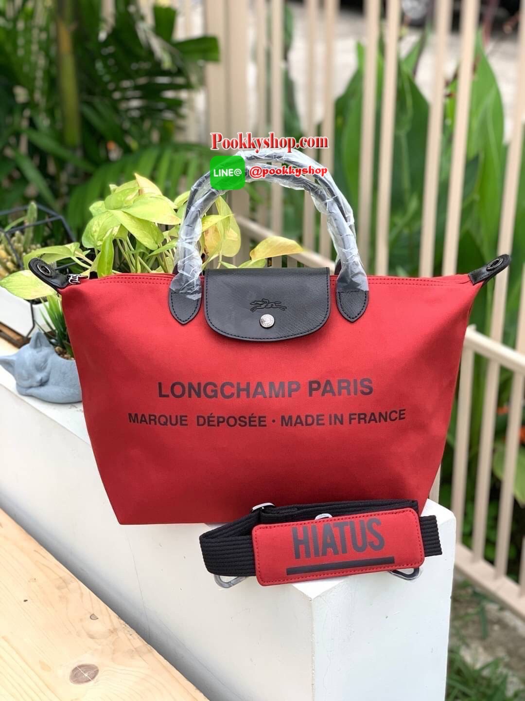 Longchamp by shayne oliver top handle Bag L อีกหนึ่งคอลเลคชั่นแบบลิมิเตทที่ออกแบบโดย Shayne Oliver นักดีไซน์เนอร์ชื่อดังระดับโลก ด้วยรูปทรงกระเป๋าที่ออกแบมาเพือใช้ได้ในชีวิตประจำวัน เน้นความเรียบหรู และง่ายต่อการถือและสะพายอย่างคล่องตัว ใส่สิ่งของได้เยอะส