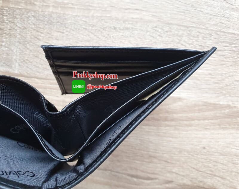 New arrival!!! พร้อมส่ง Calvin Klein Wallet กระเป๋าสตางค์แบบพับ 2 ตอนสำหรับผู้ชาย ตัวกระเป๋าเป็นหนังลวดลายโดดเด่นดูไม่จำเจ ด้านในมีช่องใส่บัตร ใส่ธนบัตรแยกเป็นสัดส่วน ไม่ว่าจะใช้เองหรือเป็นของขวัญก็คุ้มค่าน่าใช้มากค่า