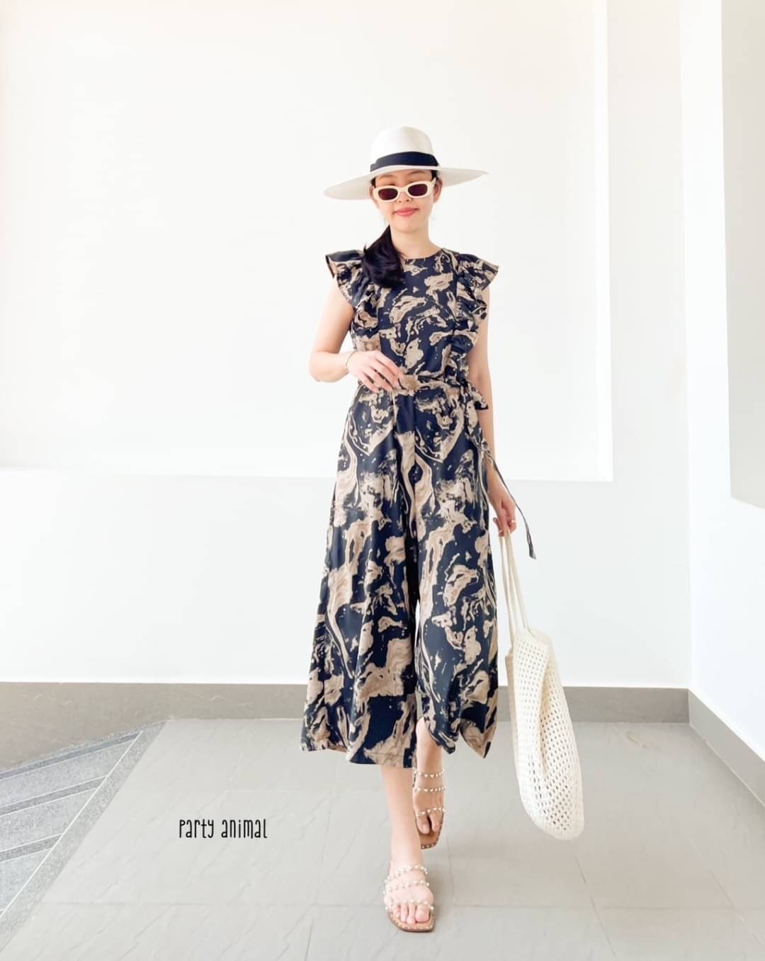 Marble Jumpsuit จั๊มสูทห้าส่วนทรงปล่อย แต่งระบายช่วงอก มาพร้อมเชือกผูกเอว เนื้อผ้า polyester พลิ้วๆนุ่มใส่สบาย งานมีซับในตัว ซิปหลัง และกระเป๋าล้วงข้างตัว เป้ายาวไม่รั้งค่ะ 2สี