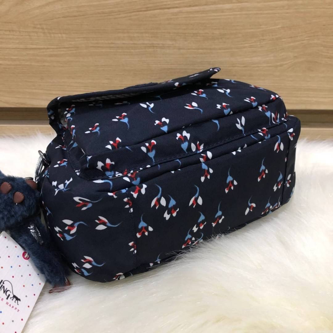 พร้อมส่งความน่ารัก Kipling shoulder bag กระเป๋าสะพายขนาดพอดีจากแบรนด์ Kipling วัสดุเป็นไนล่อนกันน้ำ ตัวกระเป๋ามีฝาเปิดปิดมีช่องใส่ของหลายชั้นมีซิปปิดปากกระเป๋า ด้านในมี 1 ช่องซิปและช่องเสียบปากกา มาพร้อมพวงกุญแจลิงkipling สายปรับระดับได้ คุ้มทุกการใช้งาน