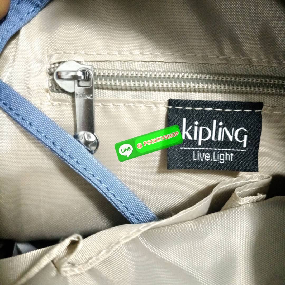 KIPLING Basic Mini Backpack กระเป๋าเป้ใบเล็กกระทัดรัด ขนาดมินิ วัสดุ Nylon + ซับใน Polyester มีหูหิ้ว สามารถสะพายข้าง หรือ สะพายหลังได้ -ช่องซิปหน้า -ด้านข้างมีช่องของเล็กน้อย หรือ ใส่ขวดน้ำใบเล็กทั้ง 2 ด้าน -ซิปหลัก โล่งกว้าง มีสายคล้องพวงกุญแจ พร้อมช่อง
