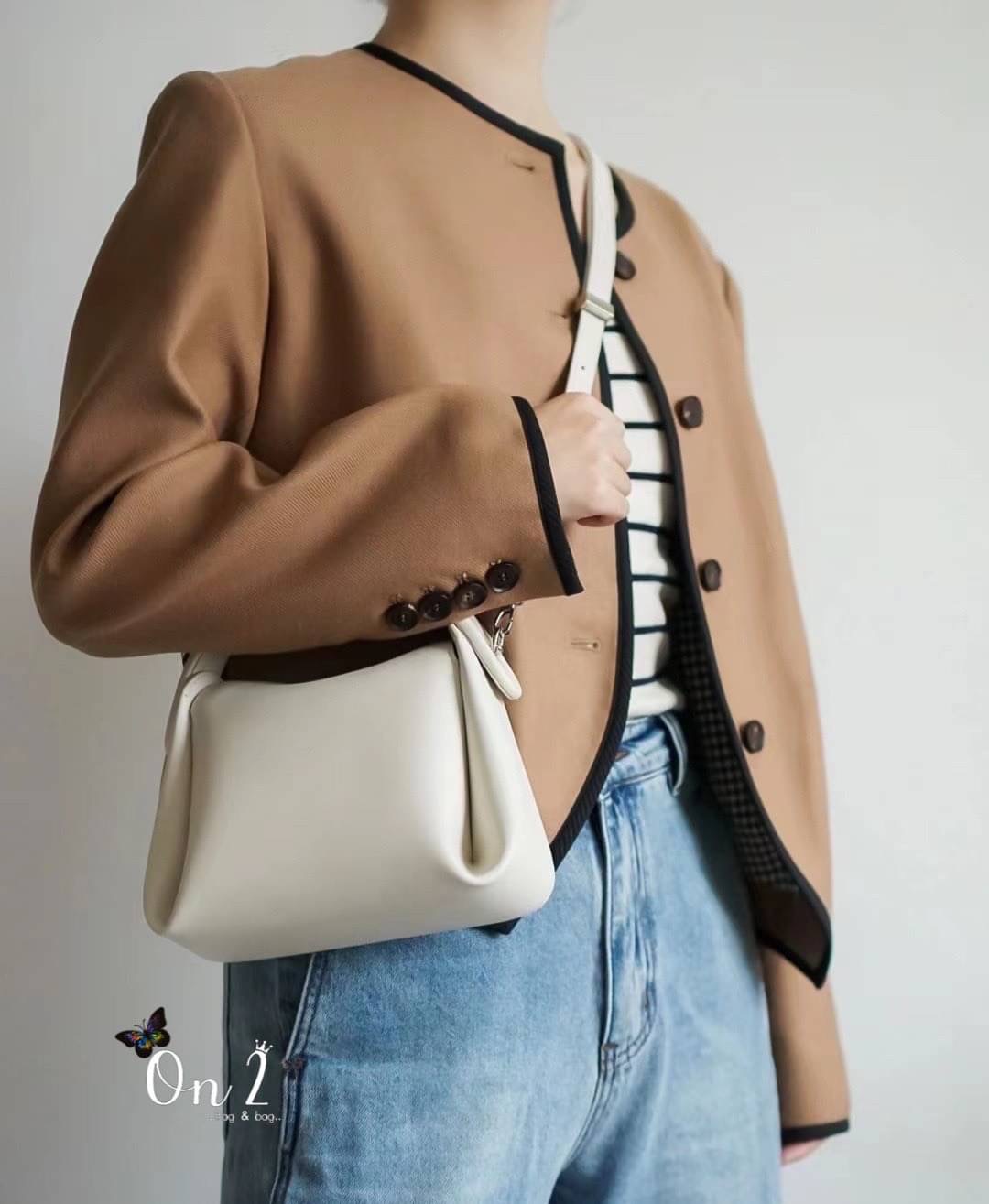 Viva PU Premium Debut งานใหม่ล่าสุด Viva ใบกระทัดรัดกำลังดี มีหูจับ ใช้งานง่าย น้ำหนักเบา ใช้ได้หลายโอกาส ถือสวยมากก สายสะพายยาวก็เก๋ ฝาปิดเป็นเเม่เหล็ก หนังเรียบ คุณภาพดี เป็น everyday bag ได้เลยค่าา