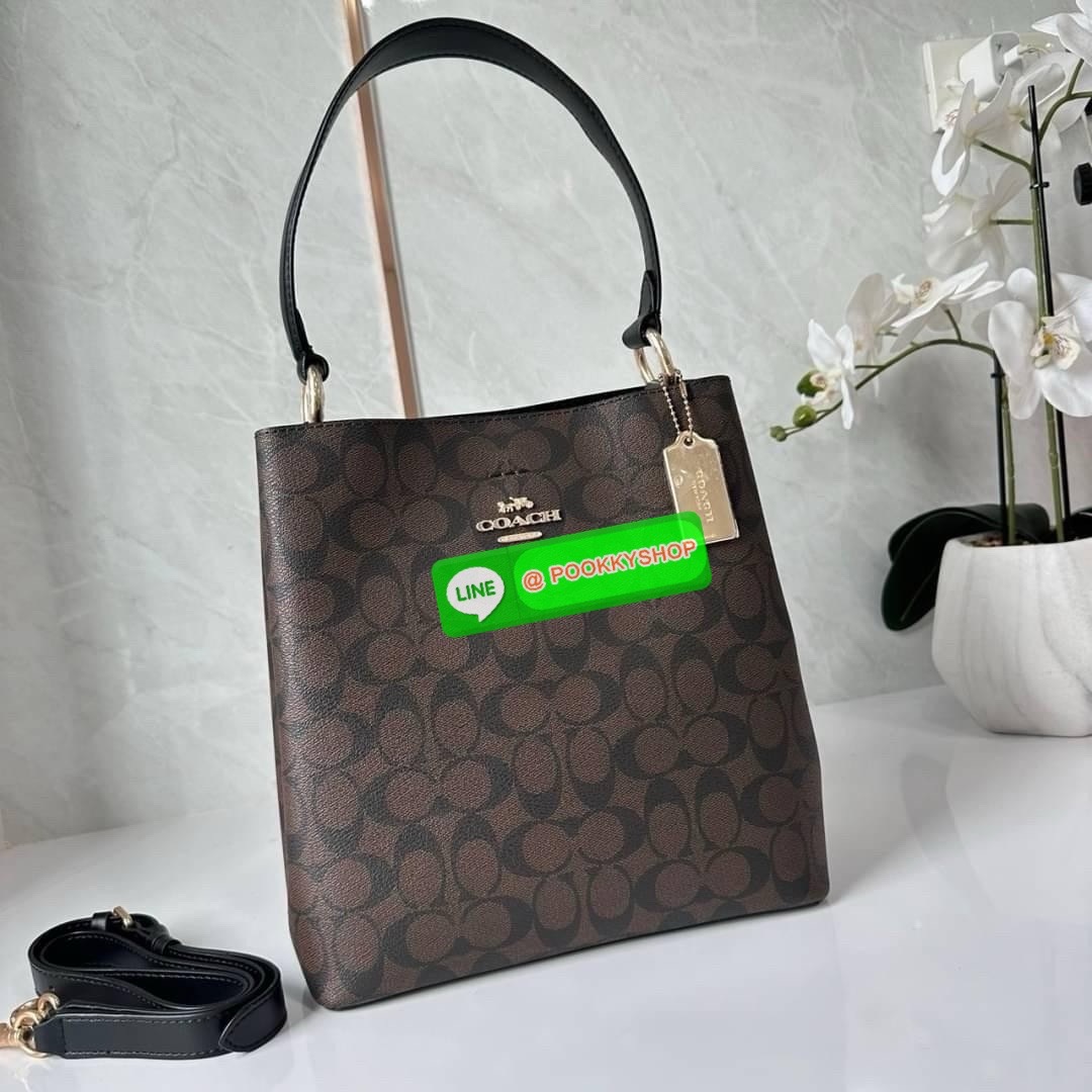 COACH TOWN BUCKET BAG IN SIGNATURE CANVAS (COACH 91512) 🔖 กระเป๋าสะพาย/ถือบัคเกต รุ่นคลาสสิคตลอดกาลไม่เอ้าท์ 🔖วัสดุ: แคนวาส ตัดหนังแท้ 🔖เปิด-ปิด กระเป๋าด้วยกระดุมแม่เหล็ก ภายในช่องโล่ง มีช่องซิปแบ่งตรงกลาง แยกเก็บของได้อย่างเป็นสัด