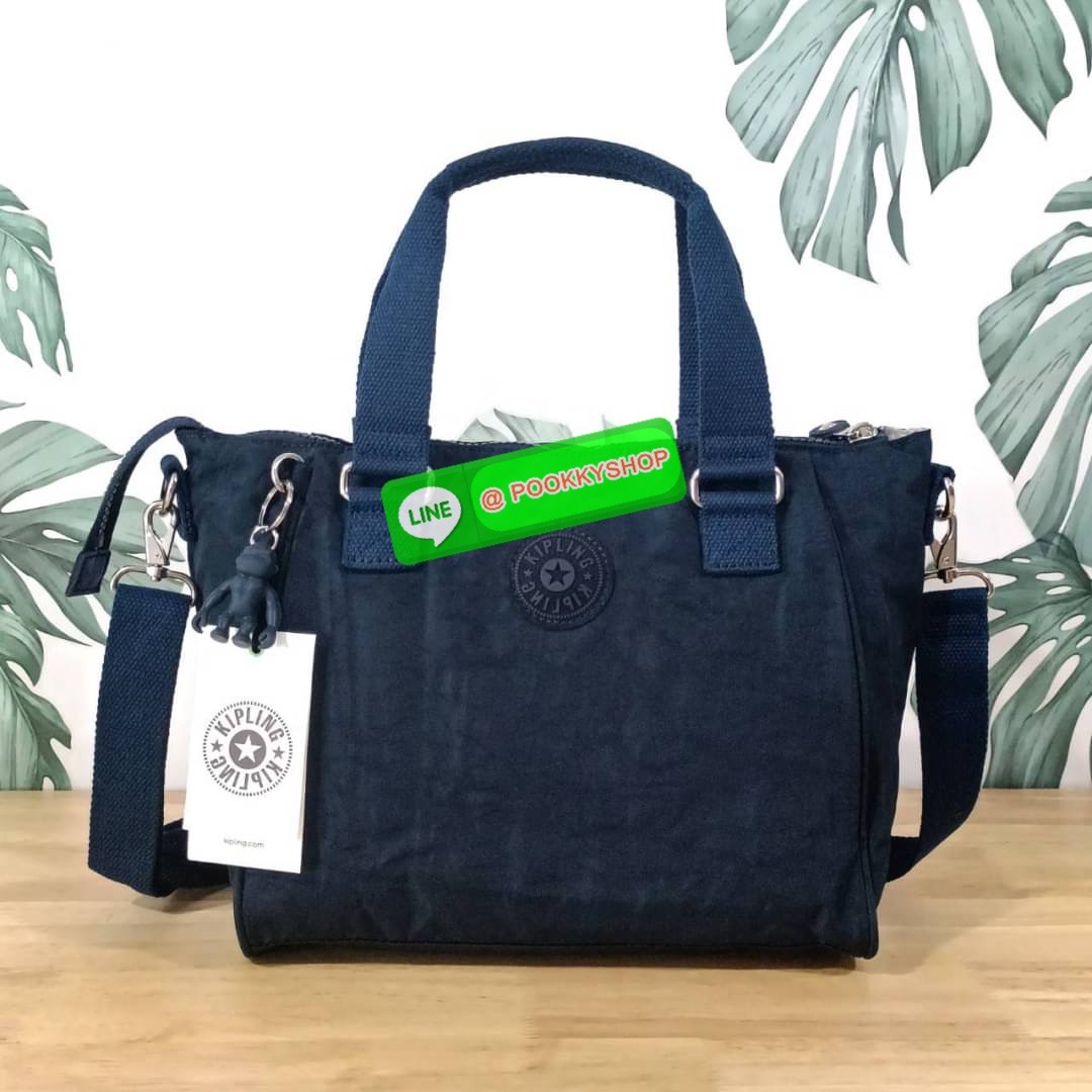 KIPLING AMIEL Medium Handbag กระเป๋าถือหรือสะพาย วัสดุ Nylon + Polyester ช่องหลักเปิด-ปิดด้วยซิป โล่ง กว้าง สามารถจุของได้เยอะ ด้านในมีช่องใส่ของทั้งซ้ายและขวา ด้านหลังมี ช่องลึกอีก 1 ช่อง พร้อมสายสะพายยาวปรับได้ free size เหมาะกับวันไปทำงาน วันสบายๆ สามา