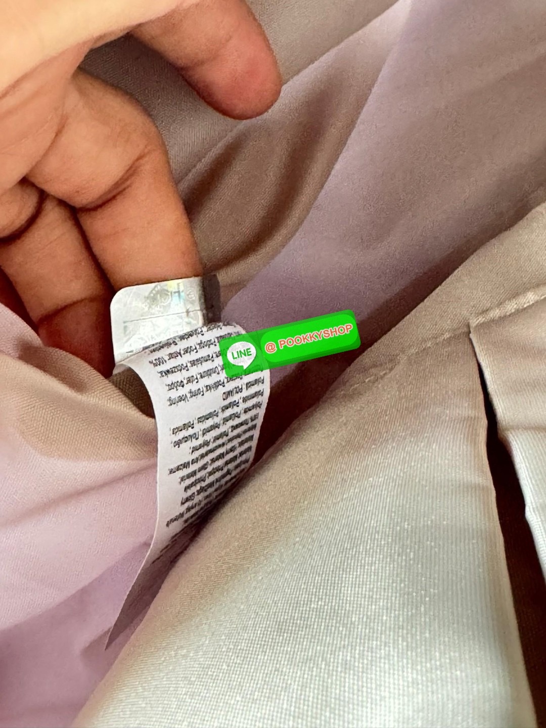 Kipling revir limited Japan shoulder bag เป็นอีกหนึ่งกระเป๋าสุดอเนกประสงค์สามารถใช้งานหลายรูปแบบทั้งกระเป๋าสะพายข้าง สะพายไหล่ หรือกระเป๋าถือด้วยสายสะพายที่สามารถปรับระดับและถอดออกได้ ดีไซน์คลาสสิกและเรียบง่ายพร้อมประดับโลโก้และลิงอันเป็นซิกเนเจอร์ แมตช์ก