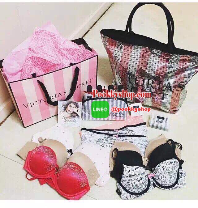 Victoria's Secret Limited Edition 2015 black friday sequin tote รุ่นหายากมาแล้ววค่ะ เป็นกระเป๋าที่ด้านหน้าเป็นเกล็ดลูกปัดวิ้งเรียงสลับสี ตัดกันอย่างสวยงาม เปิดปิดด้วยซิป ภายในกว้าง จุของเยอะ ใส่เสื้อผ้า อุปกรณ์สำหรับไปเล่นฟิตเนส หรือ เอกสาร โน้ตบุค ใ