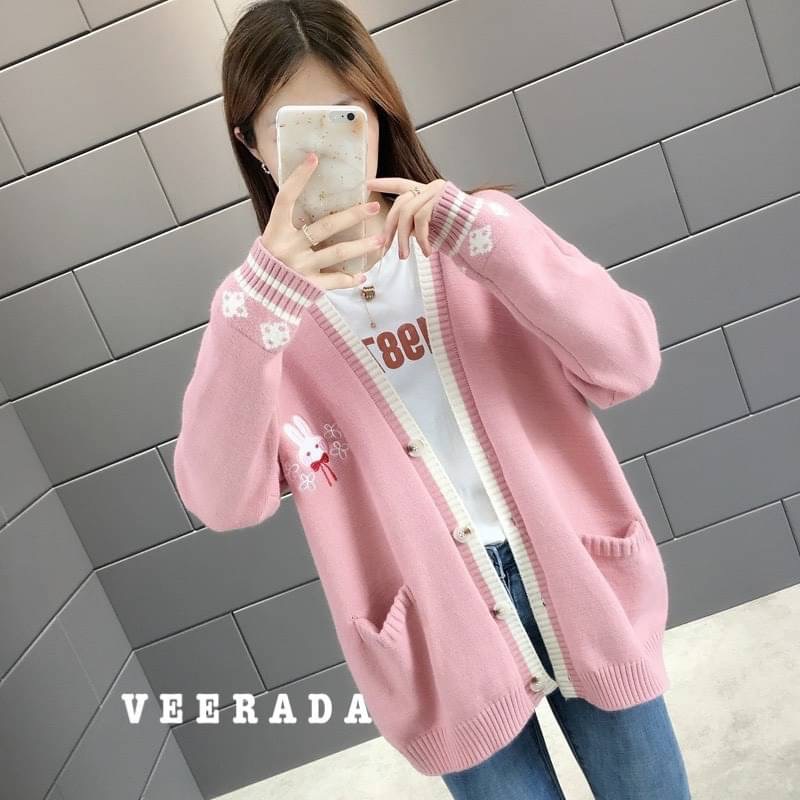 🌸New Collection🌸 Veerada Bunny Cute แน่นอนว่าเริ่มจะเข้าสู่ฤดูหนาวแล้ว ทุกคนก็ต้องไม่พลาดสรรหาเสื้อคลุมกันหนาว อบอุ่น ดูดี และราคาถูก ซึ่งหาได้ไม่ยาก เพราะเราเลือกแต่สิ่งดีๆ มีคุณภาพสูงราคาเบา อย่างเช่นตัวนี้เลยค่ะ ตัวใหญ่นิดหน่อย มีกระเป๋
