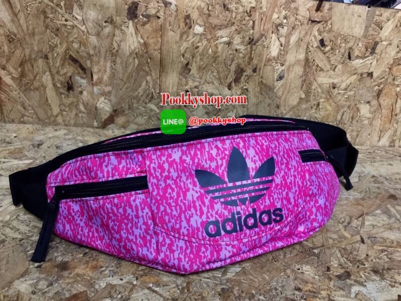 พร้อมส่ง ..... Adidas Originals National Waist Pack Factory กระเป๋าคาดอกและเอว เป็นอีกรุ่นที่ได้รับความนิยมเป็นอย่างมาก ด้วยแบบและดีไซน์ขนาดที่พอเหมาะ ใช้ได้ทุกเพศทุกสไตล์ กระเป๋าทำจากผ้าไนลอนลื่น น้ำหนักเบา ขนาดกำลังดี ดีจุของได้เยอะคะ เปิด-ปิดด้วยซิป ด้