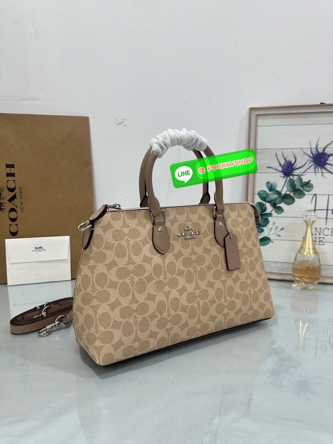 Coach CW422 Georgia Satchel Bag In Signature Canvas คลาสสิก เรียบหรู ใช้ได้ทุกโอกาส ใบนี้ไม่มีไม่ได้! Coach CW422 รุ่น Rowan Satchel คลาสสิก สวยหวานแต่ดูแพง ทรงหมอนถือได้ สะพายได้ น้ำหนักเบา ฟังก์ชันครบ ใส่ของได้เยอะ ไม่ต้องคิดนาน! จะออกงาน ทำงาน หรือใช้ท