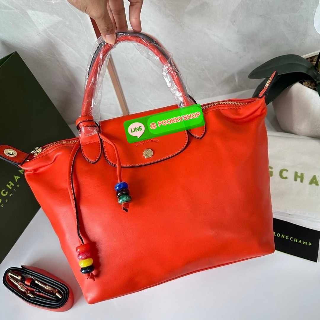 LONGCHAMP Le Pliage Xtra L Leather Handbag 🔖กระเป๋าสะพายคอสบอดี้ รุ่นใหม่โด่ดเด่นลูกเล่นของลูกปัดห้อยสีสันสดใส ทำให้กระเป๋าดูมีลูกเล่นมากขึ้น 🔖วัสดุ : หนังวัวทั้งใบนิ่มน่าสัมผัส 🔖เปิด-ปิดแบบกระดุมแป็ก มีซิปปิดปากกระเป๋าอีกชั้น ป้อง