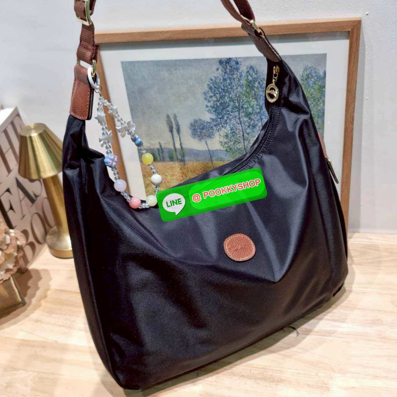 🔆 Model Longchamp le pliage hobo bag 🔆 Details กลับมาอีกครั้งกับรุ่นหายาก กระเป๋าทรงโท้ท ใบใหญ่กำลังดี จุของได้เยอะมากๆ ใส่โน้ตบุ้คได้ ใช้ไปทำงานแมทช์ได้กับทุกไลฟ์สไตล์ ด้านข้างมีกระเป๋าเล็กๆใส่ของจุกจิกหรือโทรศัพท์ได้ เปิด-ปิดกระเป๋าด้วยซ