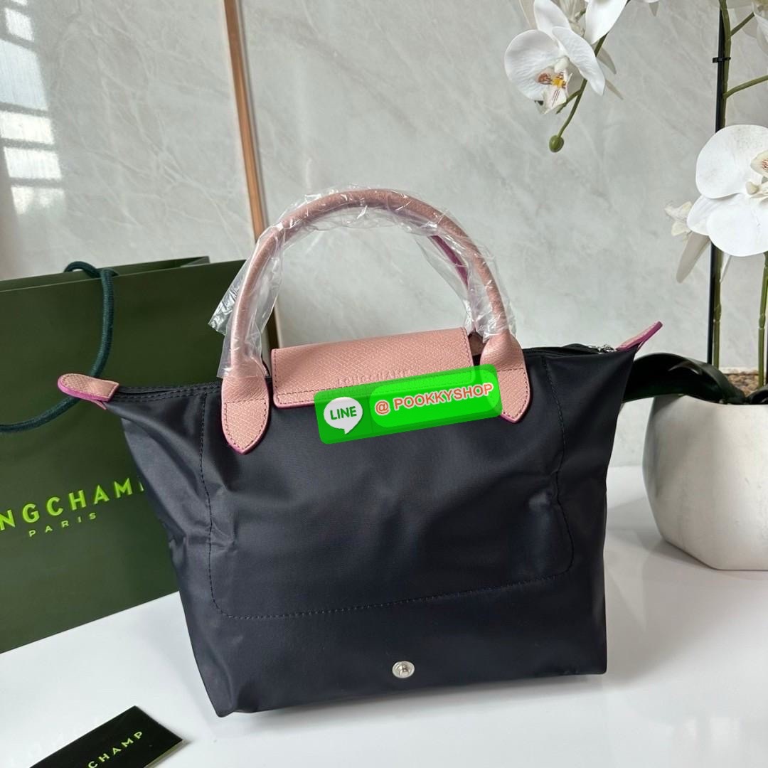 Longchamp Le Pliage Eiffel Tower Tote Bag S 🔖 Collection ใหม่ล่าสุดโดดเด่นด้วยลายปักหอไอเฟลขนาดกระทัดรัดจุของได้เยอะ 🔖วัสดุ : ไนลอนกันน้ำ 🔖เปิด-ปิด ด้วยฝาปิดกระดุมแป๊กมีซิปปิดด้านบน ภายในช่องโล่งกว้างสามารถใส่ iPad ได้ มีช่องแยกด้า