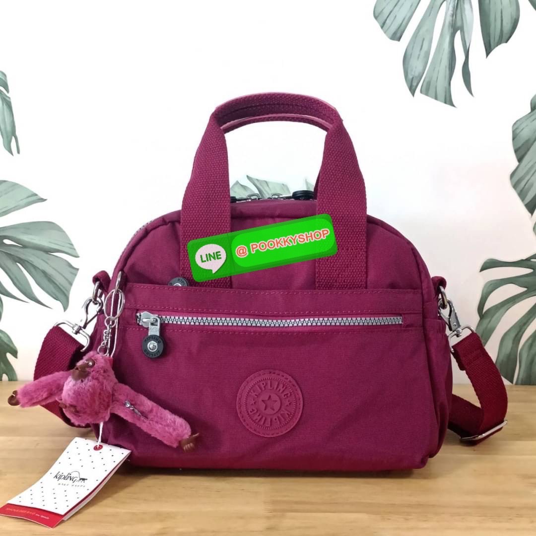 Kipling Dome K1006 Handbag กระเป๋าถือหรือสะพาย วัสดุ Polyester 100% รุ่นใหม่ มีให้เลือกทั้งแบบเรียบ และ ลายน่ารัก มีช่องแยกด้านหน้า 2 ช่อง ช่องหลักโล่งกว้าง พร้อมช่อง pocket แยก 2 ช่อง ใช้งานได้ครบครัน สามารถสตางค์ใบยาวได้ ขนาดกำลังดี จะใช้ทำงาน ไปเรียน ห