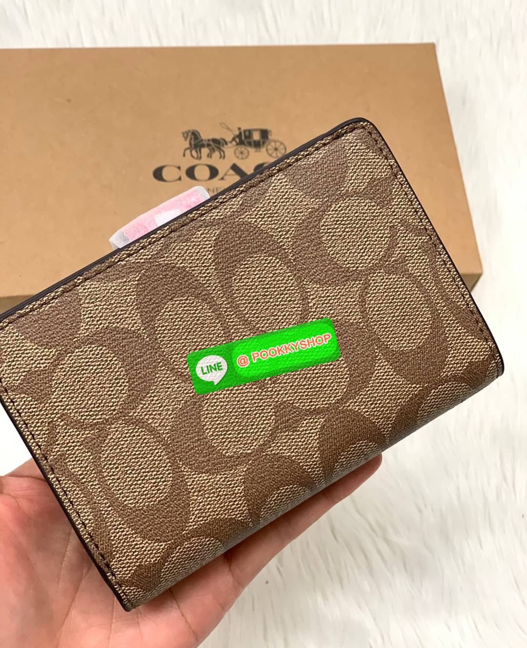 COACH MEDIUM CORNER ZIP WALLET IN SIGNATURE CANVAS ((53562)) 💋กลับมาอีกครั้งค่ะ! กระเป๋าเงินใบกลางหนัง pvc canvas สวยงามค่ะ เปิดปิดช่องหลักด้วยกระดุมภายในมีช่องเสียบบัตรได้ถึง10ช่อง ช่องใส่ธนบัตรหนึ่งช่อง; และช่องซิปสำหรับใส่เหรียญอีกสองช่อง แยกสั