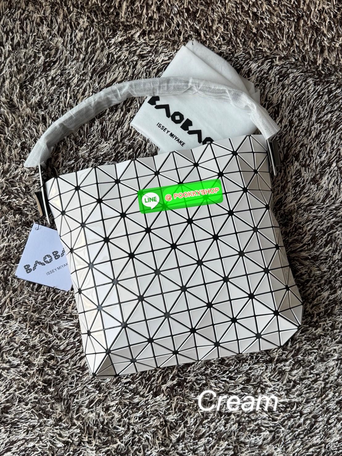 Baobao Issey Miyake Large Baguette เป็นกระเป๋าที่ดูมีมิติและสวยงามด้วยรูปทรงของมัน ซึ่งหูกระเป๋าจะมีความกว้างขึ้นไหล่ได้ได้แบบสบายๆ ใส่ของได้เยอะ ปากกระเป๋ามีช่องซิป ด้านในมีช่องใส่ของเพิ่ม สะดวกสบายพกพาไปได้ทุกที่ รูปทรงกนฃระเป๋าทำให้ดูเรียบง่ายยิ่งขึ้น