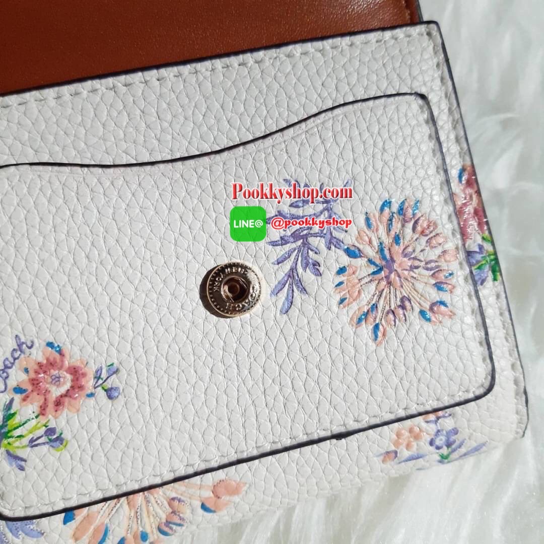 COACH 69849 SMALL WALLET WITH MEADOW PRAIRIE PRINT กระเป๋าสตางค์ใบสั้น พับสองตอน ลายดอกไม้น่ารักมากเว่อร์!! ลวดลายตัดกับสีชอล์กได้อย่างลงตัว ดูละมุนน่าใช้ วัสดุหนัง pepble สวยทนทาน เปิด-ปิดด้วยกระดุม ภายในมีช่องใส่บัตร ใส่ธนบัตรได้ทุกขนาด ด้านหลังมีช่องซิ